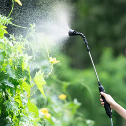 مرش ماء قابل للشحن خفيف وسهل الاستخدام. Rechargeable water sprayer, lightweight and easy to use.