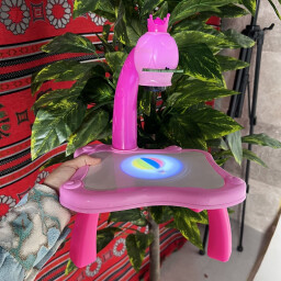طاولة الرسم التعليمية بالبروجكتر للأطفال مع 24 رسمة و12 قلم تلوين مائي Kids Projector Drawing Table with 24 Patterns & 12 Water Color Pens