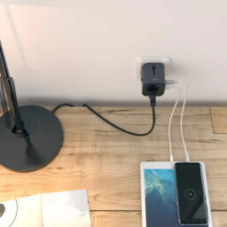 اوكي محول سفر عالمي مزود بمنافذ USB C وUSB A، فيوز مدمج، مؤشر طاقة LED، تصميم قابس قابل للعكس Aukey Universal Travel Adapter With USB C and USB A Ports, Built In Fuse, LED Power Indicator, Reversible Plug Design