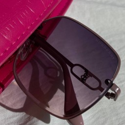 حقيبة نسائية + نظارة شمسية A bag and sunglasses