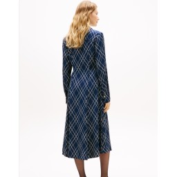 فستان ميدي بتصميم قميص بأكمام طويلة Midi shirt dress with long sleeves