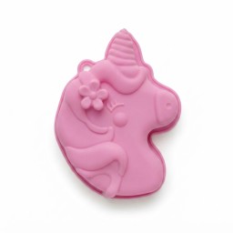 قالب وحيد القرن لخبز حلويات ساحرة للأطفال Unicorn mold for baking magical treats for children.