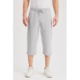 شورت برمودا رجالي رمادي طويل لأسفل الركبة بجيوب جانبية وخصر مطاطي Men's Grey Below-the-Knee Bermuda Capri Shorts with Side Pockets and Adjustable Waist