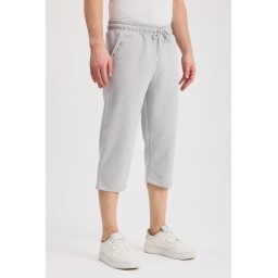 شورت برمودا رجالي رمادي طويل لأسفل الركبة بجيوب جانبية وخصر مطاطي Men's Grey Below-the-Knee Bermuda Capri Shorts with Side Pockets and Adjustable Waist