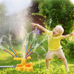 رشاش مياه صيفي يحول الحديقة إلى عالم ممتع A summer water sprinkler that turns the garden into a world of fun.