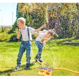 رشاش مياه صيفي يحول الحديقة إلى عالم ممتع A summer water sprinkler that turns the garden into a world of fun.