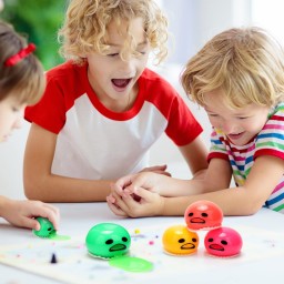 أربع بيضات مقالب للضحك والمرح العائلي Four eggs for pranks and family fun.