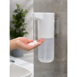 مجموعة  الحمام الذكي من بيت الرفاهية موزع صابون اوتماتيكي مع حساس سيفون ذكي . The Smart Bathroom Set from Bayt Al-Rafahiya: an automatic soap dispenser with a sensor and a smart flush system.