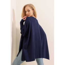 كنزة صوفية نسائية واسعة ذات فتحة جانبية Women’s Oversize Side-Slit Poncho Knit Sweater