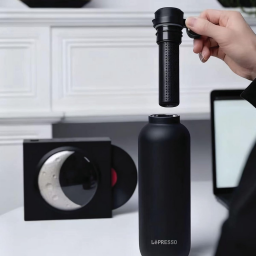 قنينة حرارية LePresso ThermaTrail 650 مل مع حزام كتف قابل للفصل LePresso ThermaTrail 650ml Thermos Bottle with Crossbody Strap