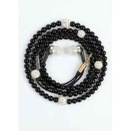 سماعة أذن ستيريو ملكية مرصعة بالخرز الؤلؤي والفصوص الماسية الأنيقة Royal stereo earphones adorned with pearl beads and diamond studs