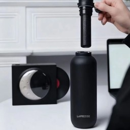 مطارة ماء حافظة للحرارة ليبراسو ثيرماتريل بسعة 650 مل مع حزام جلدي LePresso ThermaTrail 650mL Stainless Steel Thermos Bottle with Crossbody Strap