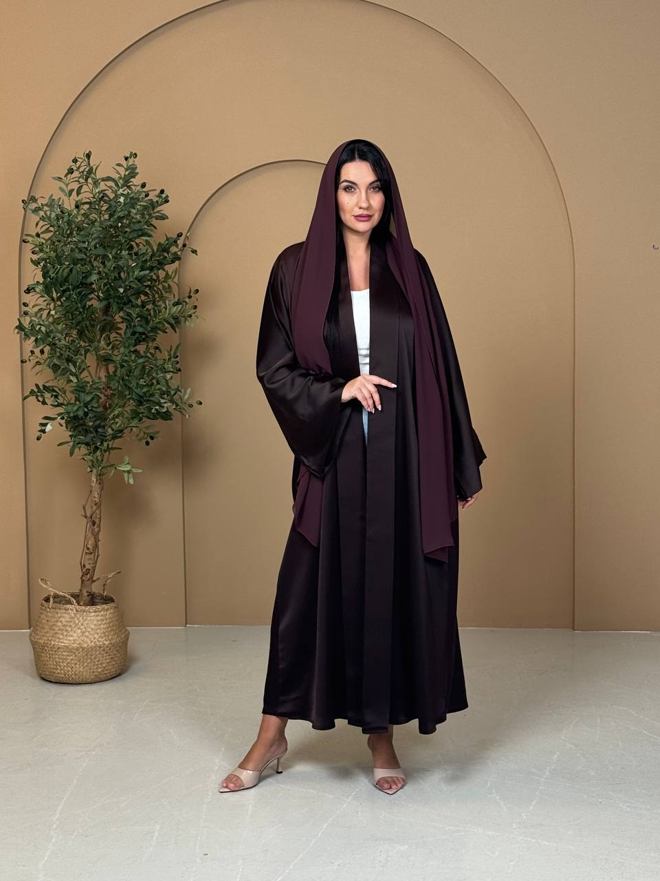 عباية كريب ستان فاخرة باللون الباذنجاني الداكن Dark Aubergine Crepe Satin Abaya
