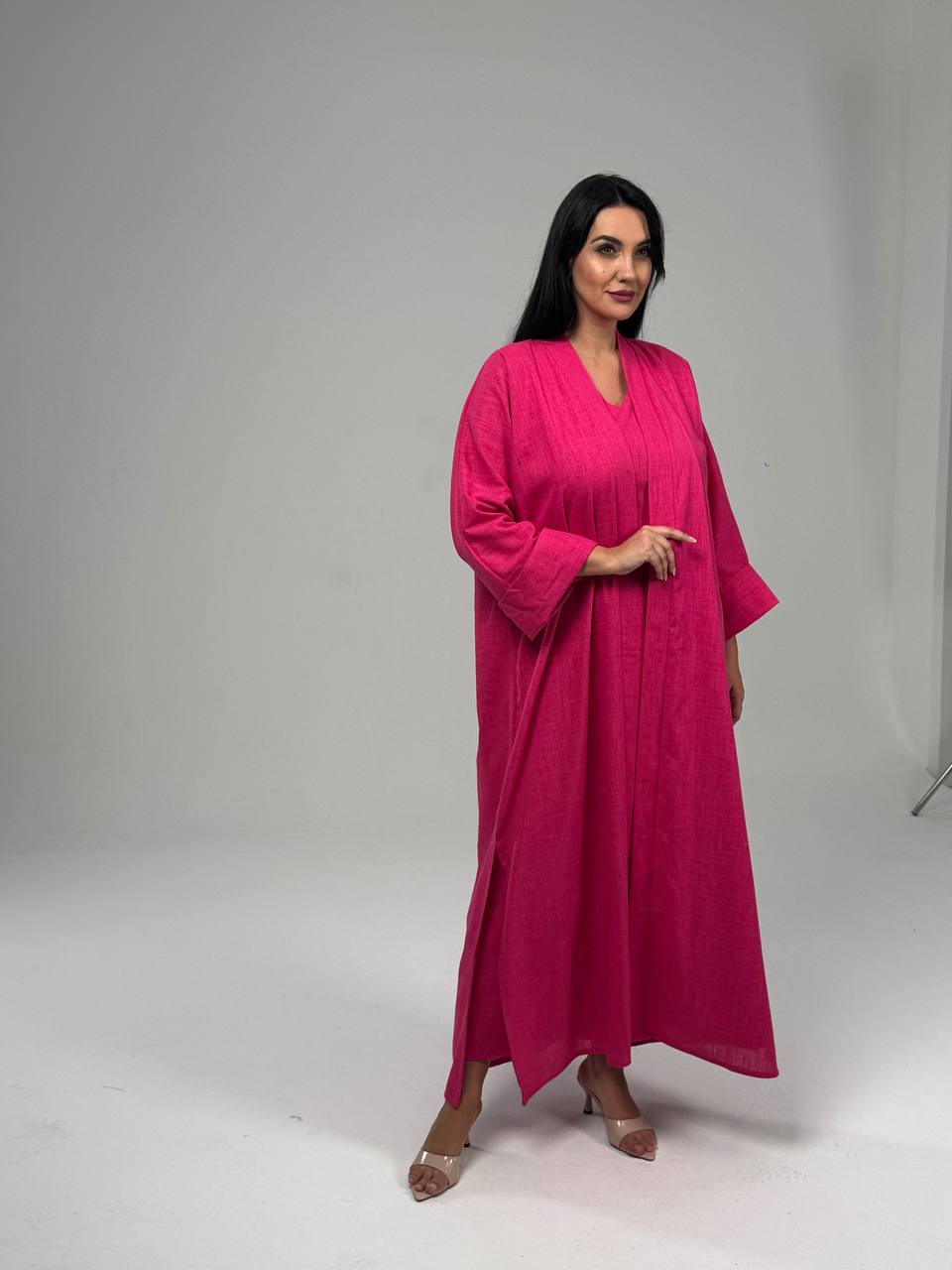 طقم عباية لينن باللون الفوشيا مع فستان داخلي بدون أكمام Fuchsia Linen Abaya Set