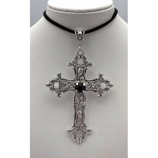 قلادة الصليب الفضي بالكرستالة السوداء Silver cross with black crystal necklace