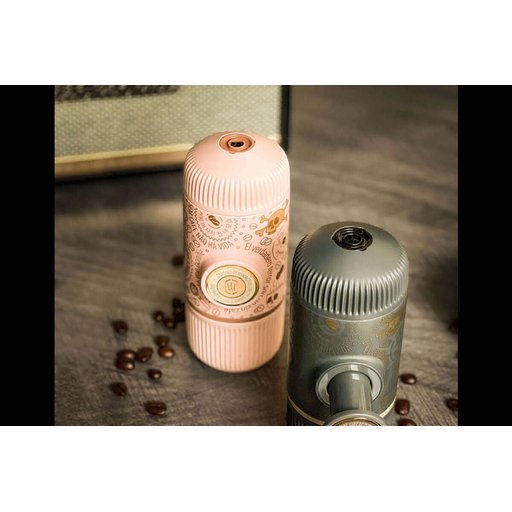 ماكينة قهوة نانوبريسو دارك سولز – وردي مع حقيبة Nanopresso Dark Souls Pink with Case
