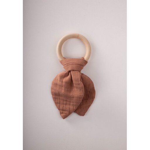 عضاضة أسنان من قماش الموسلين والخشب الطبيعي - بني فاتح Muslin Fabric and Natural Wood Teether - Light Brown