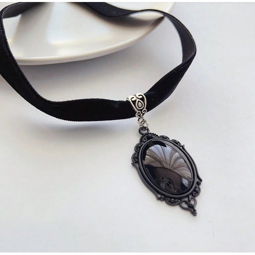 قلادة الحجر الاسود The black rock necklace