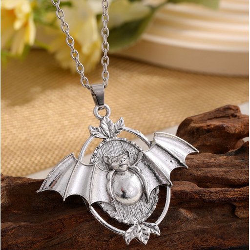 قلادة الخفاش الدائرية The round bat necklace