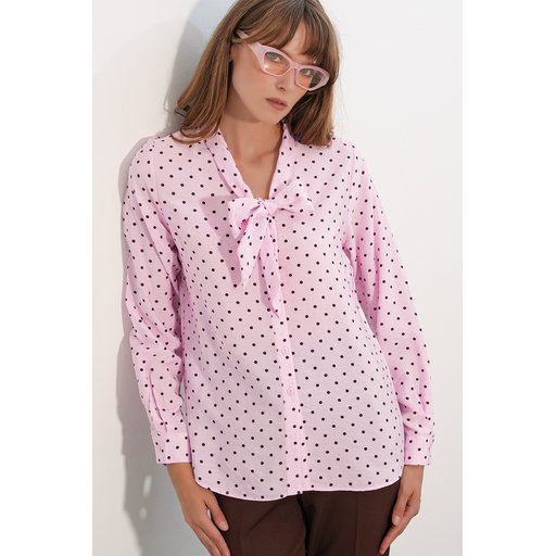 بلوزة نسائية منقطة بياقة وشاح 40007 - وردي Women's Polka Dot Scarf Collar Blouse 40007 - Pink
