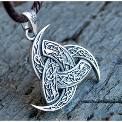 قلادة الهلال الثلاثي The trio crescent moon necklace