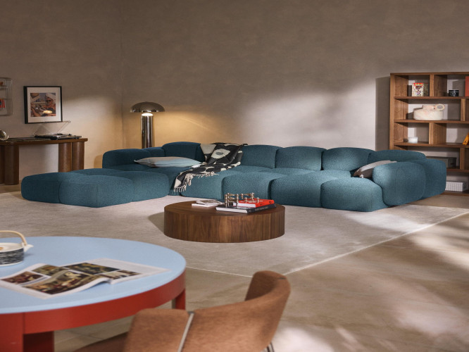 أريكة تايلا المريحة والمجعّدة ذات الأربعة مقاعد مع مسند قدم Comfortable and curly Tayla four-seater sofa with footstool