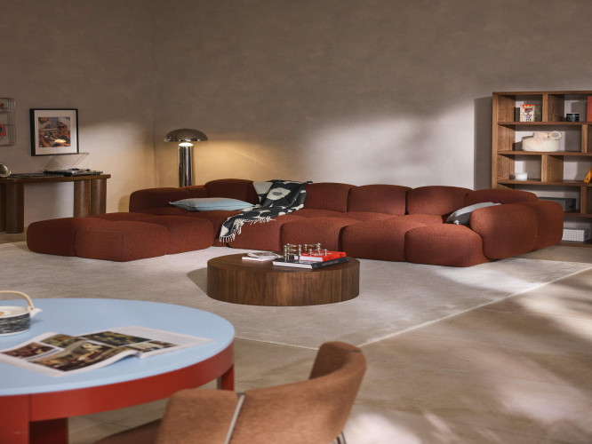 أريكة تايلا المريحة والمجعّدة ذات الأربعة مقاعد مع مسند قدم Comfortable and curly Tayla four-seater sofa with footstool