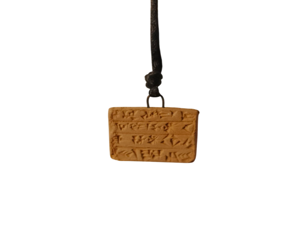 قلادة مربعة بالكتابة المسمارية Square pendant with cuneiform writing