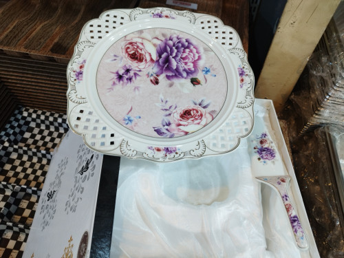 ماعون ستاند كيك وملعقته + هدية مفاجأة Cake stand + Mystery Gift