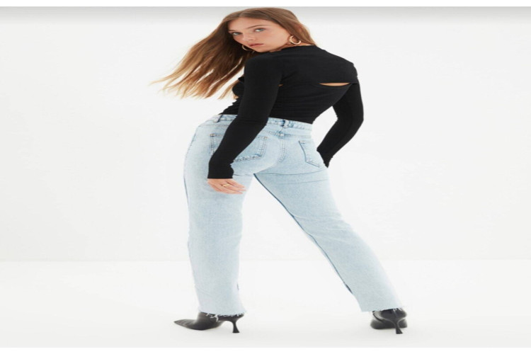 بنطلون جينز بقصة واسعة وخصر مرتفع مع فتحة جانبية High Waist Flare Jeans with Slit