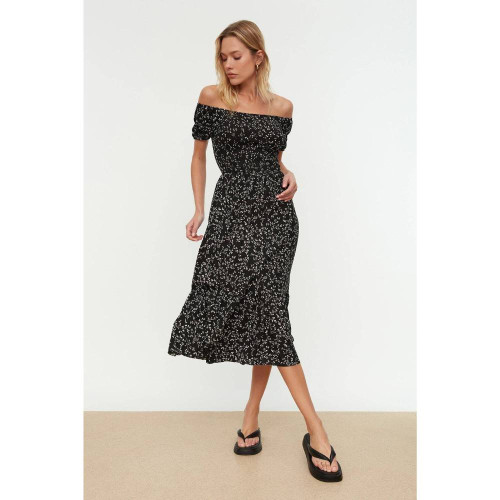 فستان محبوك مضلع بياقة كارمن وطبعة منقطة Carmen Collar Printed Ribbed Knitted Dress