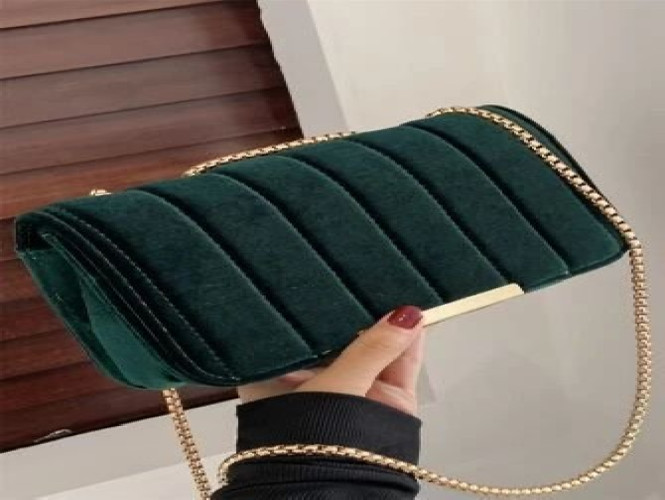 جنطة نسائية فخمة قديفة سوداء بسير ذهبي hand bag