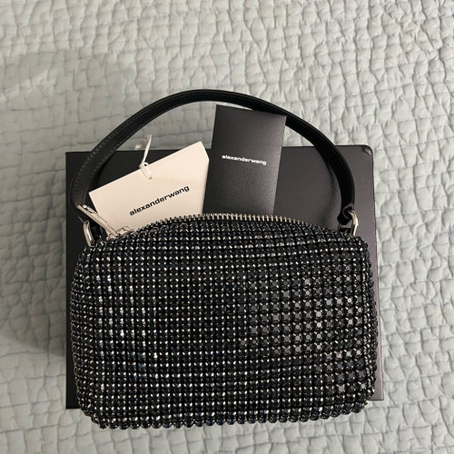 حقيبة فخمة مرصعة بالكريستالات – باللون الفضي والأسود اللامع hand bag
