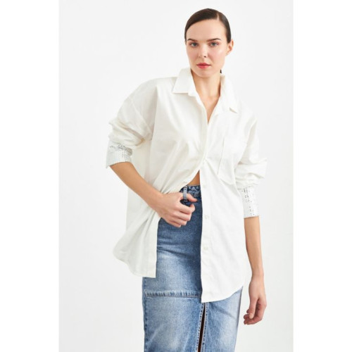 قميص قطني أبيض فضفاض Oversized White Cotton Shirt with Long Sleeves