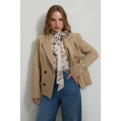 جاكيت بيجي بتصميم إغلاق غير متماثل Beige Asymmetrical Closure Pocket Detailed Jacket