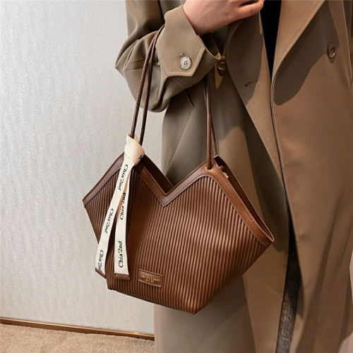 حقيبة انيقة حجم وسط hand bag
