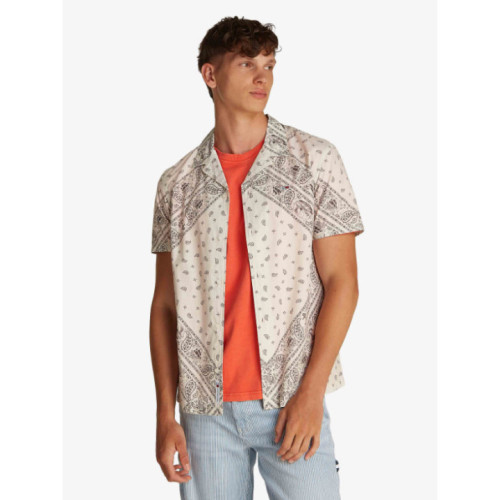 قميص رجالي من تومي هيلفيغر جينز بأكمام قصيرة بقصة عادية بنقشة باندانا - 100% قطن Tommy Hilfiger Jeans Men's Regular Fit Short Sleeve Shirt with Bandana Print - 100% Cotton