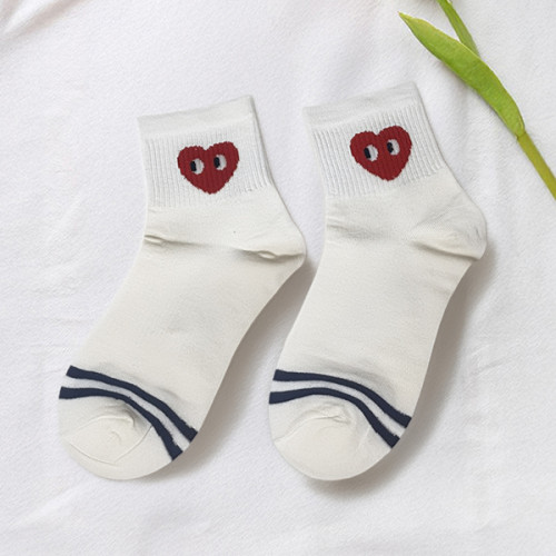 جوارب بيضاء بطبعة القلب الكرتوني الأحمر وخطوط سوداء White Heart Character Socks - Red & Black Stripes