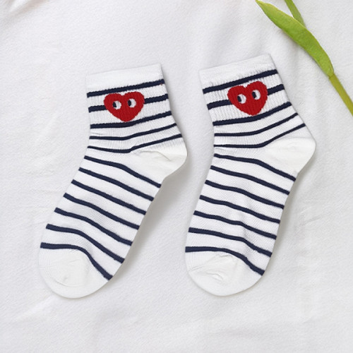 جوارب بيضاء مخططة بالكحلي بطبعة القلب الكرتوني الأحمر Striped White Socks with Red Cartoon Heart - Sailor/Navy Design