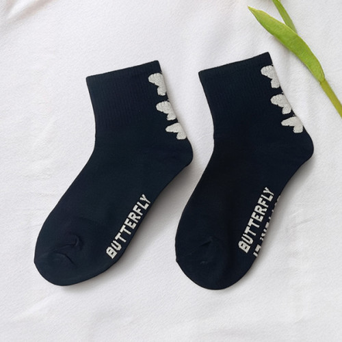 جوارب سوداء بشعار "بتر فلاي" وتفاصيل فراشات بيضاء جانبية Black "BUTTERFLY" Socks with Side White Heart Details