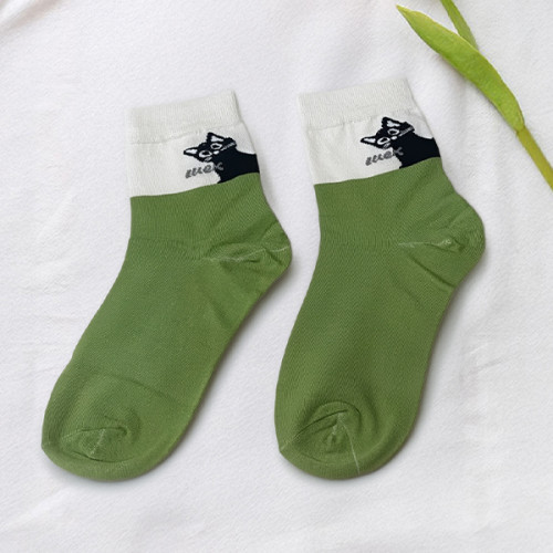 جوارب خضراء وزيتية بطبعة القطة السوداء العلوية Green and White Two-Tone Socks with Black Cat Print