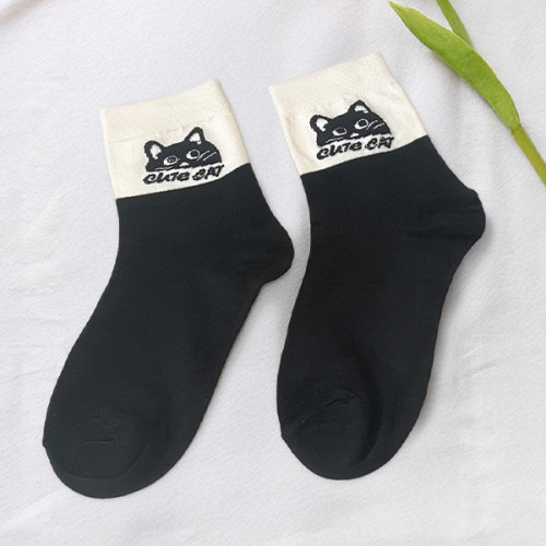 جوارب  بيضاء بطبعة لوسي  حاملة الفراولة White Lucy Character Socks with Strawberry Print