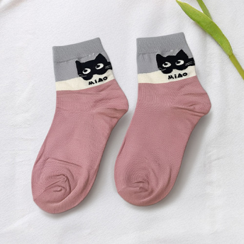 جوارب بيضاء بشريط بني وطبعة "ميو" والقطة المقنعة White & Brown Two-Tone Socks with "MIAO" Cat Mask Print