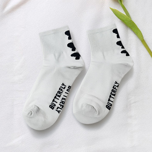 جوارب بيضاء بطبعة فراشات صغيرة متناثرة على الجانب وكتابة "بتر فلاي" White Socks with Scattered Side Butterfly Print and "BUTTERFLY" Lettering