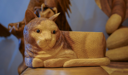 قطة الخشب Carved Cat