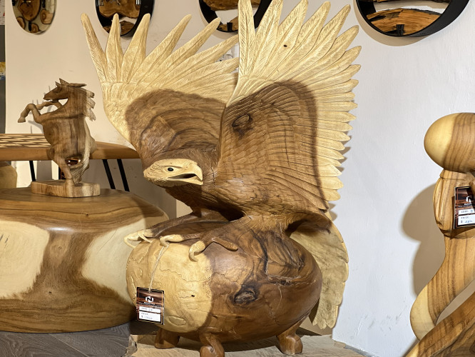 تمثال النسر الخشبي Wooden Eagle