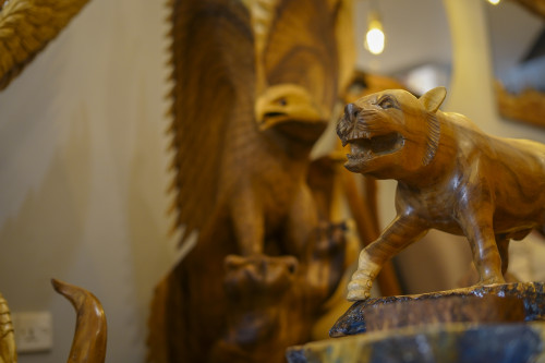 نمر خشبي مصنوع يدويًا Wooden Tiger
