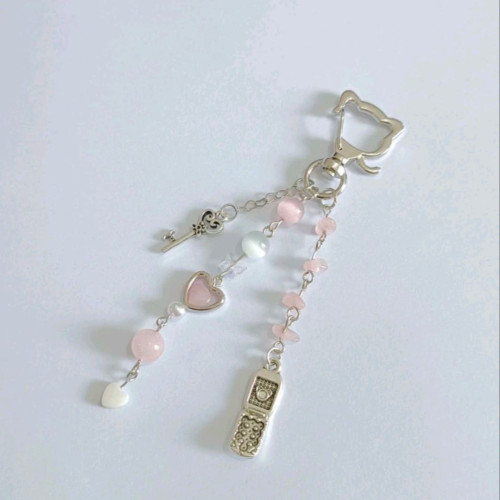 ميدالية جميلة على شكل قطة pretty cat keychain