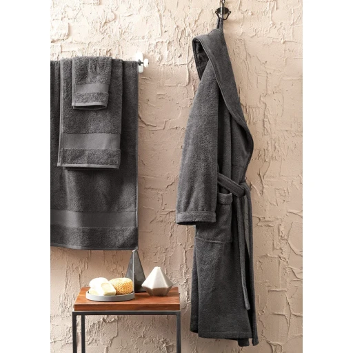 برنص إسينشال-(فحمي\رصاصي غامق) Essentials Bathrobe - ANTHRACITE