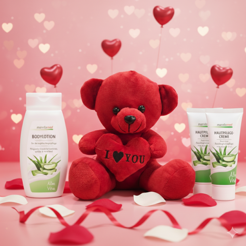 دب أحمر صغير مع باقة منتجات الألوفيرا للعناية بالبشرة (4 قطع) Red Teddy Bear with Aloe Vera Skin Care Collection (4-Pcs)